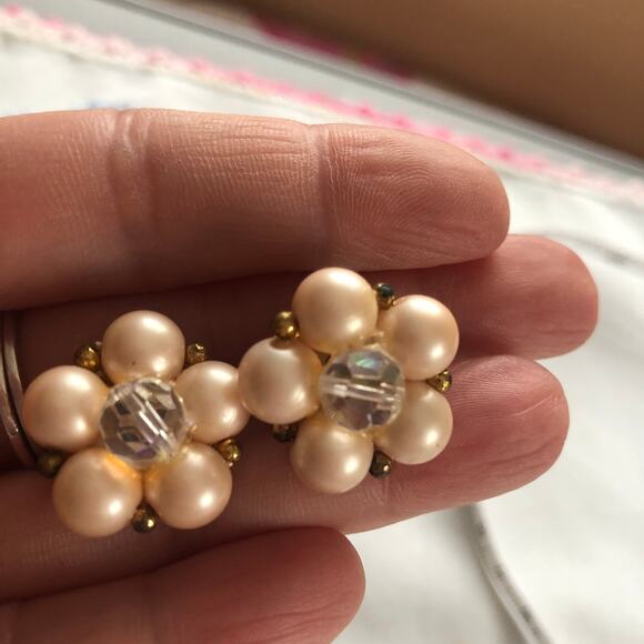 Vintage Lisner flower Clip Earrings Soft peach pearls Rhinestones - Picture 5 of 7